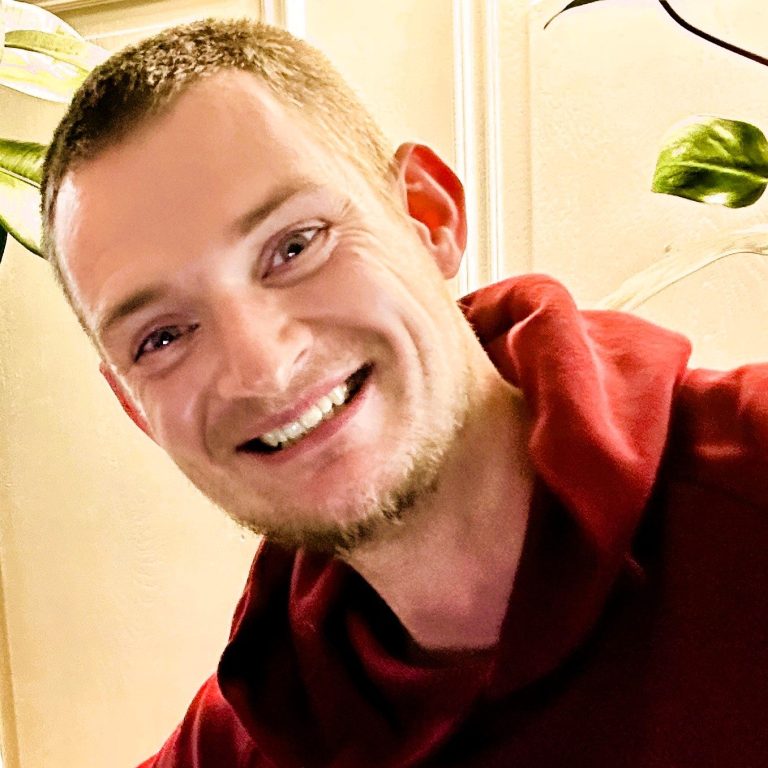 Lächelnder Mann mit rotem Hoodie